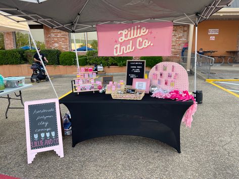 Selling Table Set Up, Interactive Vendor Booth, Small Business Craft Show Display, Pop Up Shop Table Display Ideas Makeup, Table Set Up For Vendor Events, Farmers Market Bracelet Display, Bazar Table Ideas, Pink Vendor Booth Ideas, Vendor Event Set Up