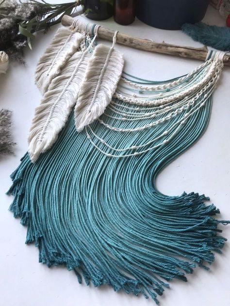 Simpul Makrame, Art Macramé, Macrame Feathers, Yarn Wall Art, Boho Crafts Diy, Macrame Knots Pattern, Hanging Diy, Macrame Wall Hanging Diy, Macrame Wall Hanging Patterns