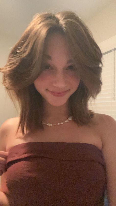 curtain bangs, summer short hairstyle inspo, layered hair, 2023 hair cuts, volumme and textured Layered Hair 2023, Short Fluffy Hair, Short Brunette Hair, Hair With Curtain Bangs, Front Bangs, Haircut Inspo, Layers And Bangs, 2023 Hair, Layered Curtains