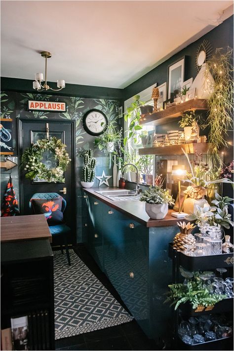 Moody Eclectic, Kitchen Eclectic, Moody Maximalist, Dream House Layout, Painting Gallery Wall, Maximalist Kitchen, Dark Green Kitchen, Wallpaper Painting, Bohemian House