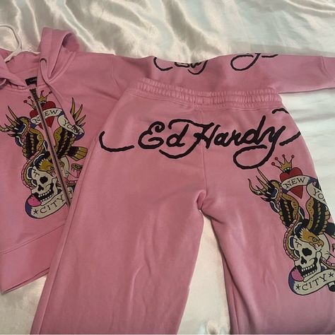 Ed hardy pink tracksuit Ed Hardy Tracksuit, Y2k Christmas, Pink Tracksuit, Girly Acrylic, Girly Acrylic Nails, Cute Everyday Outfits, Ed Hardy, Christmas Presents, Sweet 16