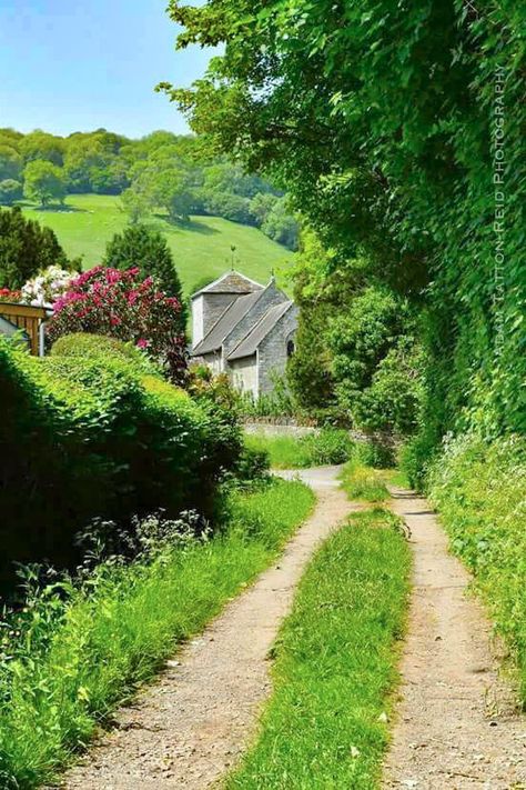 Llyswen Church in background (Wales) British Country, Country Roads Take Me Home, Country Scenes, Village Life, English Countryside, Pretty Places, Country Life, Great View, Farm Life