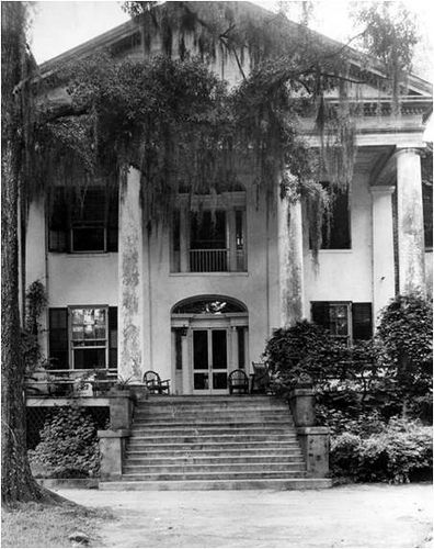 Mansion in the 1930s | Prior to purchase of the mansion by L… | Flickr 1930s Mansion, Old Southern Homes, Southern Mansions, Southern Architecture, Mansion Exterior, Southern Plantations, Antebellum Homes, Old Abandoned Houses, Old Mansions