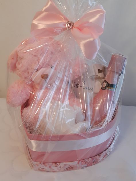 Valentines Day Hamper Ideas, Makeup Gifts Basket, Pink Gift Basket, Homemade Valentines Gift, Mothers Day Baskets, Girl Gift Baskets, Valentine Gift Baskets, Valentine's Day Gift Baskets, Valentine Baskets