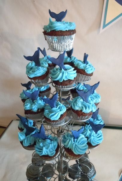 Whale tail and goldfish tail as topper to party goers cake. Blue Candy Bar, Whale Birthday Cake, Whale Baby Shower Theme, Whale Cupcakes, Whale Sweater, Whale Birthday Parties, Blue Macarons, Whale Cakes, Shark Baby Shower