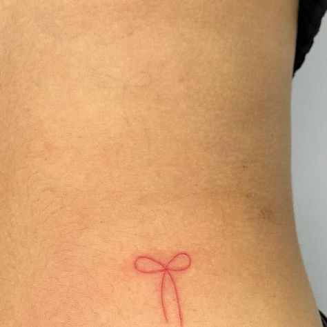 ruby 🎀 on Instagram: "the cutest red ribbon ❤️ thank you natalie for trusting me with your first tattoo! i need a red ribbon on me stat 😩❤️ #tattooapprentice #flash #tattooflash #flashtattoo #tattoo #tattooideas #tattooartist #cutetattoos #ribbon #bow" Small Ribbon Tattoo, Tiny Bow Tattoo, Red Ribbon Tattoo, Red Bow Tattoo, Small Red Tattoo, Hearts Tattoos, Ruby Tattoo, 777 Tattoo, Bow Tattoo Designs