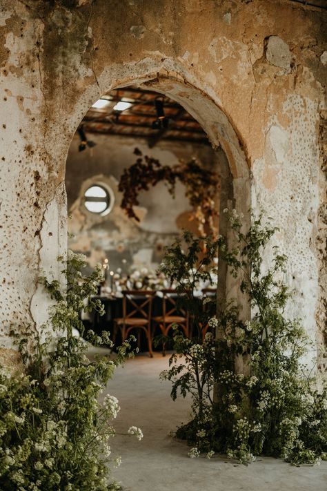 Greenery Floral Installation, 2025 Wedding Flower Trends, Lisbon Wedding, Ceremony Florals, Bridal Trends, Garden Ceremony, Big Floral, 2025 Wedding, Modern Wedding Inspiration