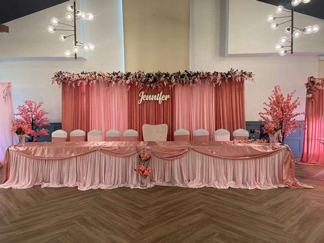 Quince Court Table Backdrop, Flower Arch Quinceanera, Quince Head Table Backdrop, Quinceañeras Main Table, Pink 15 Centerpieces, Pink Quince Main Table, Dark Pink Quinceanera Theme, Sweet 16 Main Table Ideas, Quencinera Decorations