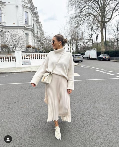 Fall Outfits Luxury, Rome Italy Outfits Winter, White Pleated Skirt Outfit, Midi Skirt Outfit Winter, Winter Skirt Outfit, Italy Outfits, Looks Street Style, Lovely Clothes, Winter Fashion Outfits