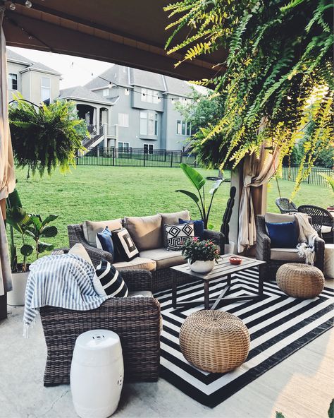 Outdoor Patio With Two Rugs, Patio Black And White Outdoor Spaces, Black And Gray Patio Decor, Outdoor Patio Ideas Black And White, Black And White Outdoor Rug Patio, Black White Outdoor Rug, Backyard Patio Color Schemes, Black White Patio Decor, Black And White Outdoor Patio Ideas