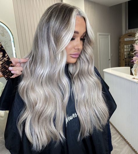 Cool Blonde With Dark Roots, Dark Roots Ash Blonde Hair, White Sand Blonde Hair, Root Stretch Hair Blonde, Sand Blonde Hair, Icy Blonde Hair Color, Icy Blonde Balayage, Platinum Blonde Balayage, Blonde Hair With Roots