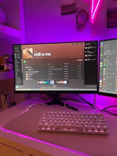 Desktop Pc Setup, Desk Set Up Gaming, Anime Pc Setup, Gaming Set Up Aesthetic, Pc Set Up, Cute Pc Setup, Desk Top Ideas, Keyboard Setup, Desktop Ideas