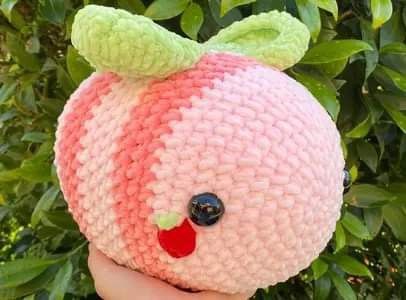 Pink Bee Crochet, Strawberry Bee Crochet, Cute Crochet Plushies Easy, How To Crochet A Bee, Crochet Plush Ideas, Crochet Bee Pattern Free, Knitted Bee, Crochet Bees, Crochet Bee Pattern