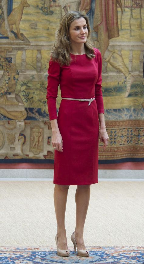 Spain's Queen Letizia Soft Feminine Outfits, Princess Letizia, Estilo Real, Calf Length Dress, Queen Letizia, Feminine Outfit, Royal Fashion, Outfit Casual, Work Fashion