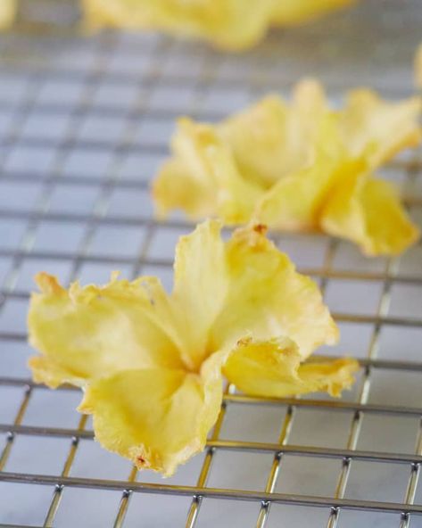 Dried Pineapple Flowers, Cake Decorating Tips And Tricks, Easy Cake Decorating Ideas, Decorating Tips And Tricks, Cakes To Make, Pineapple Flowers, Pastry School, Dried Pineapple, Pineapple Slices