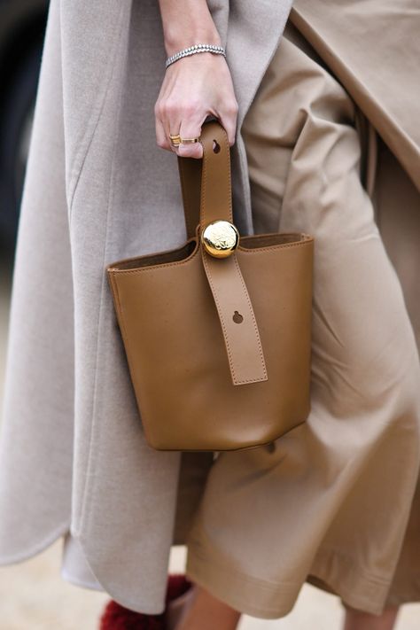 Bucket Bags Outfit, Cuyana Bag, Style Wide Leg Jeans, Bottega Veneta Cassette, Studio Bag, Dainty Style, Street Style Parisian, Best Leather, Celebrity Culture