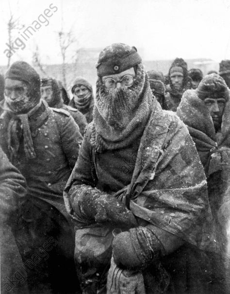 Battle Of Stalingrad, German Soldiers Ww2, Wwii Photos, German History, Fukushima, Nagasaki, Red Army, Interesting History, German Army