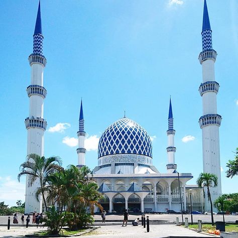 The Sultan Salahuddin Abdul Aziz Shah Mosque is the largest in Malaysia and second largest in Southeast Asia after Jakarta’s Istiqlal Mosque. Capable of accommodating up to 24,000 worshipers, the mosque overlooks the International Islamic Arts Garden Complex and a beautifully landscaped park inspired by the Quranic Garden of Paradise. #Muslim #religion #God #humankind #blessings #Hajj2021 #Umrah2021 #MuslimHolyTravel Shah Mosque, Garden Of Paradise, Mosque Design Islamic Architecture, Beautiful Mosque, Muslim Religion, Mosque Design, Paradise Garden, Mosque Architecture, Beautiful Mosques