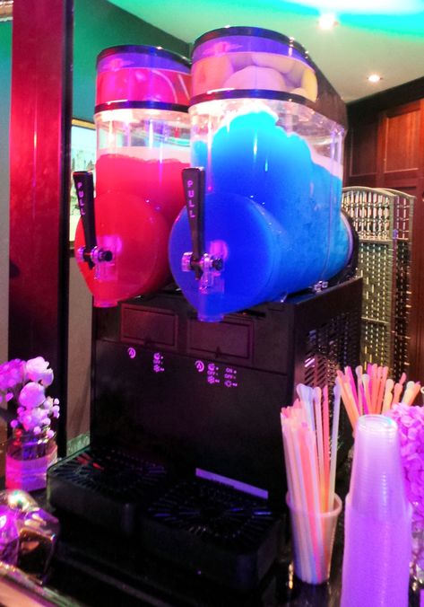 Party Drinks Decoration, Neon Drinks, Slushy Machine, Slushie Machine Aesthetic, Slushies Machine, Slush Ice, Glow Theme Party, Slushie Machine, Night Pool Party