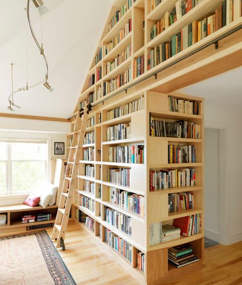 Muito e muitos livros: | 24 estantes tão lindas que chegam quase a ser pornográficas Loft With Bookshelves, House Library With Ladder, Library Shelves With Ladder, Extra Bedroom Library, Mezzanine Library Bookshelves, Home Library Ladder Bookshelves, Home Library With Ladder Aesthetic, Library Room Ladder, Library With A Ladder