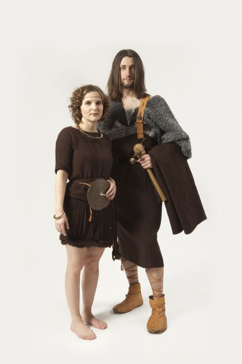 Man and Woman dressed in clothing of the Nordic Bronze Age Bronze Age Clothing, Iron Age Clothing, Age Outfits, Aged Clothing, Viking Dress, Armor Clothing, European Dress, Folk Dresses, Iron Age