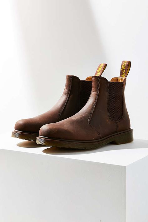 Dr Martens Chelsea, Dr Martens 2976, Boating Outfit, Chelsea Boots Women, Chelsea Boots Men, Crazy Horse, Clarks Shoes, Designer Boots, Chelsea Boot