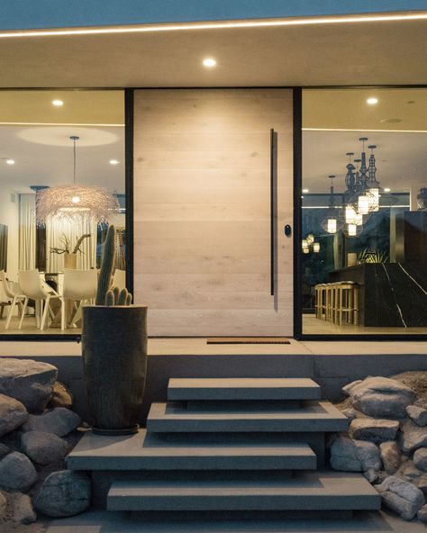 Glass, Boulders and a Desert Landscape that Enthralls: Dramatic Californian Home Modern Entrance Door, Modern Entrance, Modern Layout, Exterior Stairs, Front Garden Design, Home Design Diy, Concrete Steps, Entrance Design, Design Exterior