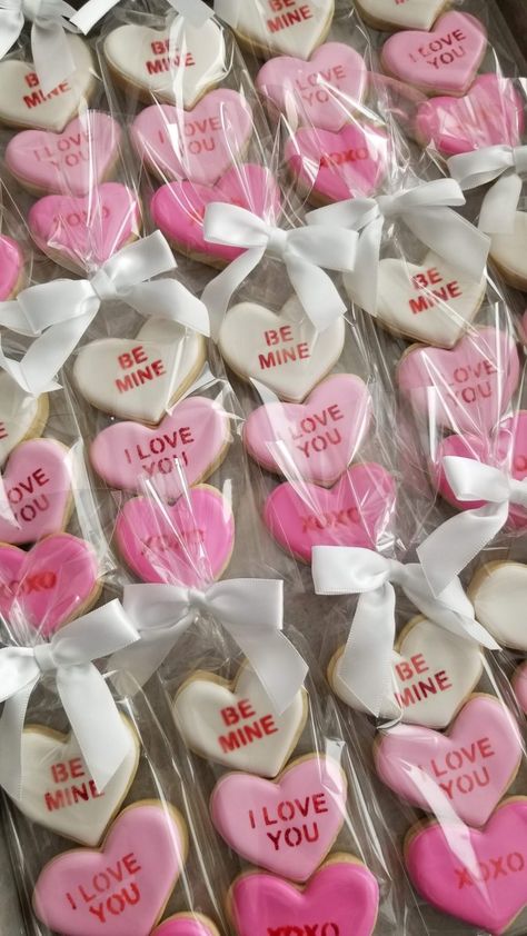 Heart Cookie Royal Icing, Valentine’s Day Cookie Ideas, Valentine Cookies Royal Icing, Valentines Sugar Cookies Decorated, Valentine’s Day Cookies, Valentine Cookie Ideas, Soft Royal Icing, Valentines Sugar Cookies, Valentines Bakery