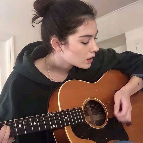 Hannah Wells, Gracie Abrams, Music Aesthetic, 인물 사진, The Deal, Girl Icons, Girl Face, Aesthetic Girl, Acoustic Guitar