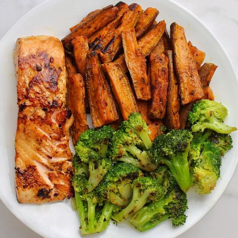 Salmon With Sweet Potato, Sweet Potato Dinner, Sweet Potato Recipes Fries, Bbq Salmon, Salmon And Sweet Potato, Salmon And Broccoli, Fried Broccoli, Plats Healthy, Potato Fries