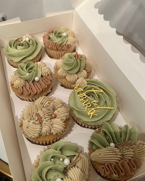 Eid Mubarak Cupcakes, Umrah Mubarak Cupcakes, Eid Cupcakes Ideas, Eid Mubarak Cake Ideas, Kue Lebaran Aesthetic, Eid Cake Ideas, Eid Mubarak Food, Ramadan Cupcakes, Eid Desserts