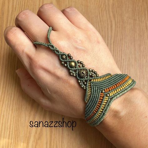 Macrame Bracelet Patterns, Makramee Diy, Beaded Jewelry Bracelets, Diy Bracelets Tutorials, Pagan Jewelry, Macrame Patterns Tutorials, Macrame Art, Macrame Design, Micro Macrame