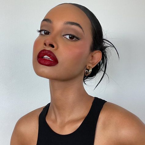 Afnan Dano💋 on Instagram: “Summer tan, red lips, and beautiful earrings✨ @mejuri #mejuri #mejuripartner #Ad” Red Lip Tan Skin, Red Lip For Black Women, Red Lip Glam, Red Lips Aesthetic, Afnan Dano, Berry Lips Makeup, Dark Red Lipstick Makeup, Red Lipstick Outfit, Red Lip Combo