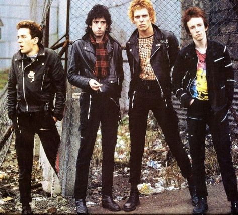 The Clash Fashion, The Clash 70s, 70s Punk Rock Fashion, British Punk Outfits, The Clash Wallpapers, 70s British Punk Fashion, British Punk Aesthetic, The Clash Aesthetic, British Punk Fashion