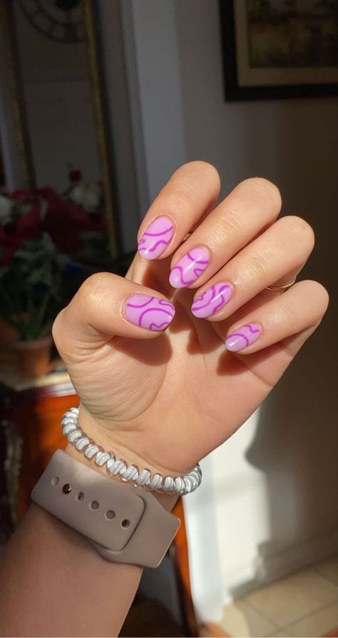 Swirly Nail Designs Purple, Purple Nails With Swirls, Almond Nails Designs Swirls, Groovy Purple Nails, Wavy Nail Art Short Nails, Summer Nails With Lines, Purple And Pink Nail Art, Swirl Pattern Nails, Bright Swirl Nails