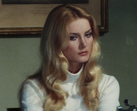 Barbara Bouchet, Vintage Hairstyles Tutorial, 50s Hairstyles, 50s Women, 70s Hair, 90s Hairstyles, Aesthetic People, Long Blonde, Girl Inspiration