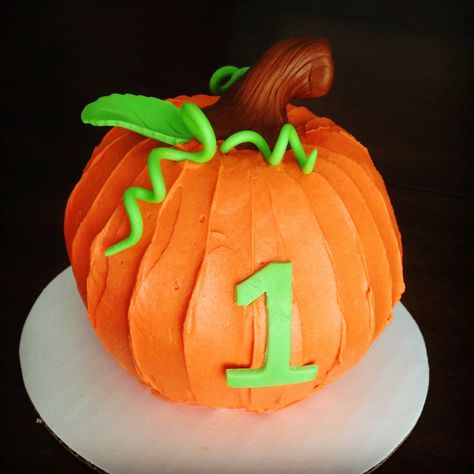 j'adore gâteau: 1st Birthday Cake - Pumpkin Smash Cake Pumpkin Smash Cake, Halloween Smash Cake, Smash Cake Ideas, Pumpkin Patch Birthday Party, Fall First Birthday, Pumpkin Patch Birthday, Fall 1st Birthdays, Pumpkin Smash, Halloween First Birthday