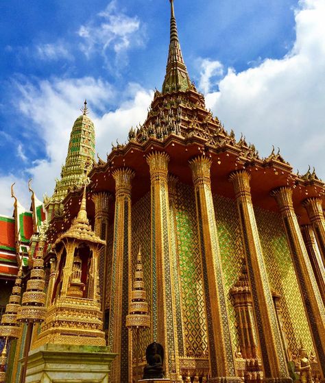 The Temple of the Emerald Buddha  - Bangkok - Thailand Temple Of The Emerald Buddha, Buddhist Architecture, Extreme Beauty, Golden Mountain, Thai Royal Family, Reclining Buddha, Hindu Temples, Wat Pho, Visit Asia