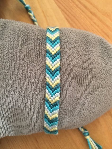 Bracelet Bresilien Chevron, Chevron Friendship Bracelets, String Bracelet Patterns, Cute Friendship Bracelets, Friendship Bracelet Patterns Easy, Embroidery Bracelets, String Bracelets, Summer Diy, String Bracelet