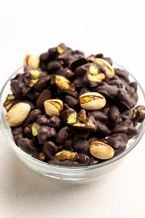 Chocolate Covered Pistachios - Olivia's Kitchen Chocolate Covered Nuts Recipe, Chocolate Covered Pineapple, Chocolate Nuts Clusters, Gluten Free Snacks Recipes, Chocolate Covered Nuts, Chocolate Covered Cherries, Nut Recipes, Dairy Free Dessert, Summer Snacks