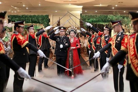 Adat Jawa, Foto Wedding, Wedding Marketing, Police Women, Pre Wedding, Wedding Venue, Fangirl, Academic Dress, Dream Wedding