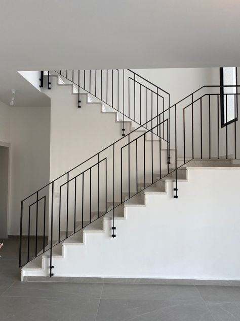 Metal Staircase Railing Design, Steel Railings For Stairs, Modern Railing Indoor, Interior Stair Railing Ideas Metal, Modern Metal Staircase, Iron Stair Railing Ideas, Modern Staircase Railing Unique, Iron Stairs Design, Modern Railings For Stairs Interiors