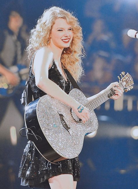 Fearless Tour Taylor Swift, Taylor Singing, Taylor Swift Fearless Tour, Speak Now World Tour, Albums Aesthetic, Speak Now Tour, Fearless Tour, Taylor Swift Guitar, Speak Now Era