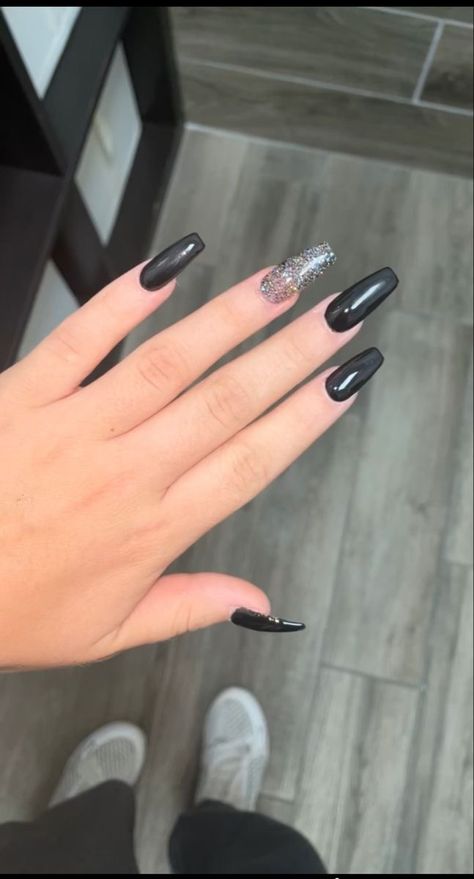 Black Acrylic Nails With Accent Nail, Black Acrylic Nails Coffin With Accent Nail, Black Nail Inspo With Glitter, Black With Accent Nails, Black And White Nails With Glitter, Black Nails With Glitter Accent Nail, Squoval Black Nails, Classy Black Acrylic Nails, Almond Nails With Accent Nail