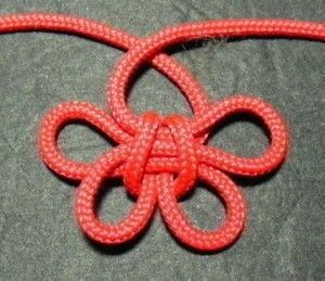 How to tie a knot. Flower/Butterfly Knot - Step 16 Icord Ideas, Knot Magic, How To Tie A Knot, Hook Knot, Paracord Crafts, Decorative Knots, Chinese Crafts, Chinese Flower, Paracord Knots