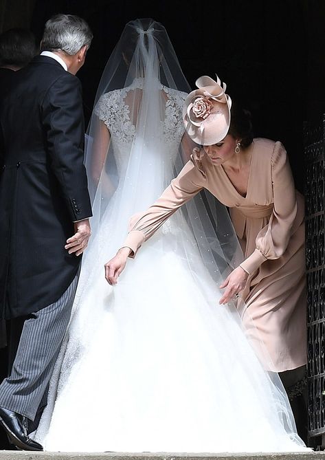 Duchess of Cambridge, Princess Catherine with her sister, Pippa Middelton on her wedding day May 20, 2017 Pippa Middleton Wedding Dress, Pippas Wedding, Pippa Middleton Wedding, Pippa And James, Duchesse Kate, Pippa Dress, Düşes Kate, Middleton Wedding, Dress Glamour