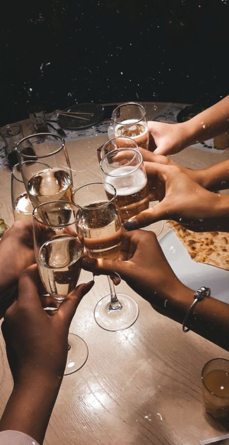 #cheers #pinterest #friends #happynewyear Pinterest Friends, Story Fake, Filmy Vintage, Alcohol Aesthetic, Cheer Girl, Instagram Inspiration Posts, Mood Instagram, Creative Instagram Stories, Instagram Blog