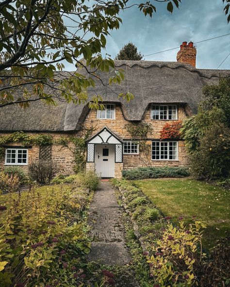 Exton village in Rutland is the epitome of a quintessential English village, with its charming stone houses surrounding a picturesque village green, shaded by grand, mature trees. This particular house stood out to me, especially with the stunning autumn colors enhancing its beauty. It’s hard to imagine a scene more quintessentially English than this. - #rutland #englishcottage #thatchedcottage #traditionalarchitecture #prettyhome Village Architecture, Forest Castle, British Village, Village Green, British Home, Oak Forest, English Village, Thatched Cottage, Stone Houses