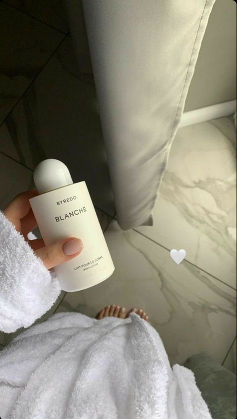 Woman holding a minimal white branding bottle of luxury body lotion Vogue Beauty Secrets, Glazed Donut, Vogue Beauty, Donut Glaze, Funny Quotes For Instagram, Natural Perfume, Pretty Skin, Clean Girl, Body Skin