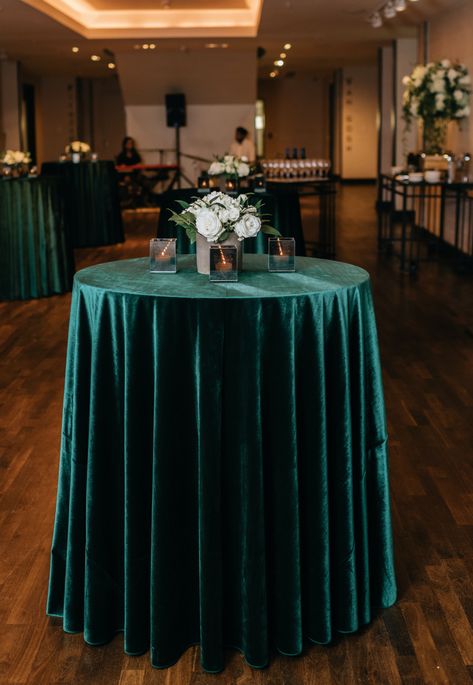 Emerald Table Setting Wedding, Emerald Green Wedding Accents, Green Emerald Wedding Theme, Emerald Green Wedding Tables, Hunter Green Table Setting, Emerald Green Centerpieces Wedding, Emerald Green Weddings Decoration, Emerald Table Setting, Emerald Party Theme